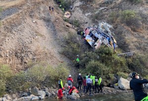 Al menos 17 pasajeros muertos luego que un autobús cayera por un barranco en Perú