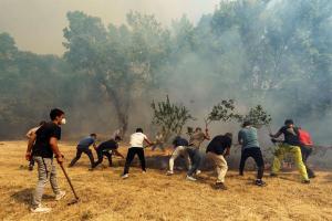 La leyenda del fútbol Iker Casillas colabora en la extinción de un incendio en España