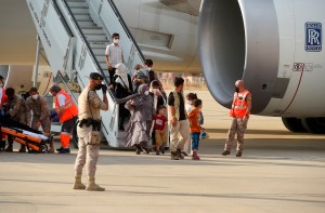 Llegó a España nuevo avión con 260 afganos, entre ellos 14 bebés