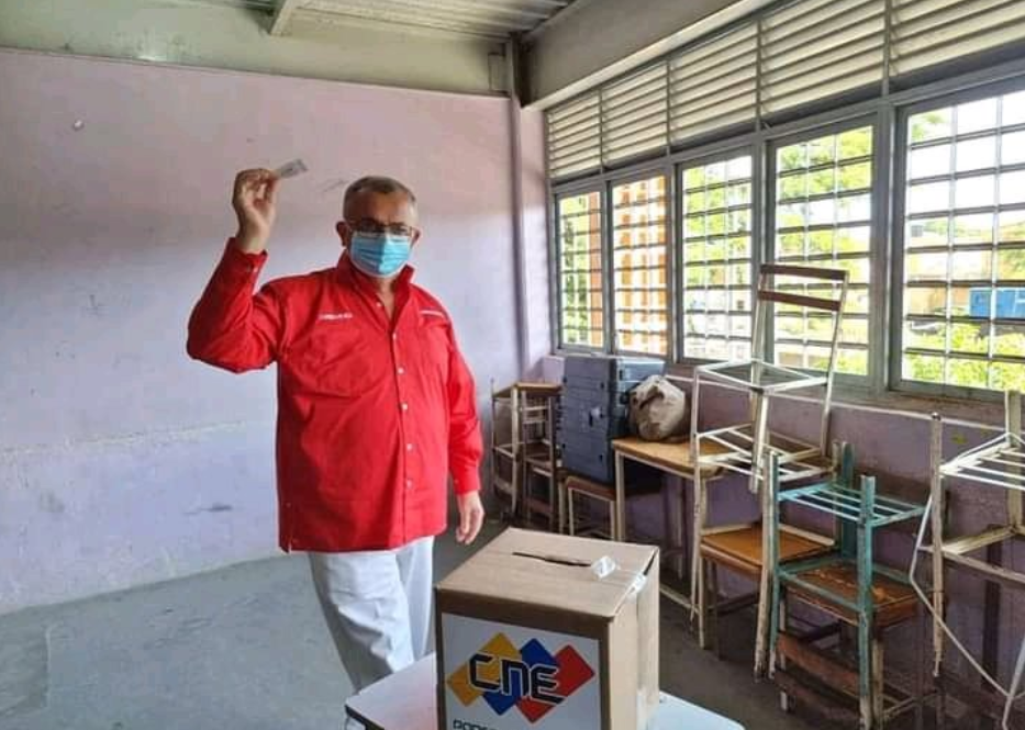 La FOTO: Ramón Carrizalez “votó” al lado de pupitres que jamás se interesó en reparar