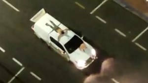 Terror en Brasil: Amarraron a personas a los carros como “escudo humano” durante violentos robos a bancos (Imágenes)