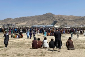 La Otan mantendrá tropas en el aeropuerto de Kabul mientras dure la evacuación