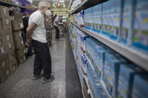 AP: En plena hiperinflación, los dólares son ajenos a muchos consumidores venezolanos