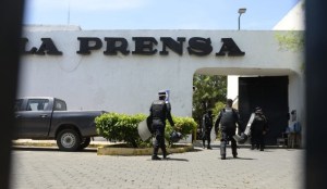 Policía del régimen de Daniel Ortega allana y toma sede del diario La Prensa
