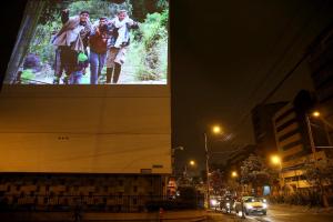 La OIM proyecta imágenes de migrantes en las paredes de varios ministerios en Quito (FOTOS)