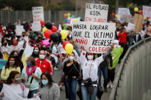 Padres de familia reclaman la reapertura de las escuelas en Perú