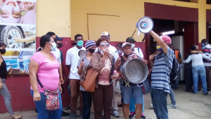 Varguenses salieron a la calle con sus ollas vacías para protestar contra el régimen de Maduro #6Ago (IMÁGENES)