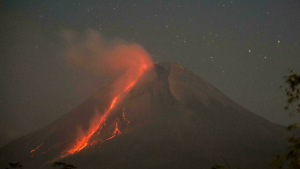 Un río de lava: El volcán indonesio Merapi entró en erupción este #16Ago (FOTOS)