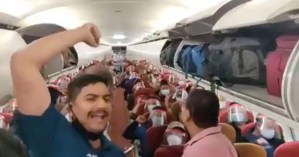 El emocionante momento en que pasajeros gritan de felicidad tras escapar de Afganistán (VIDEO)