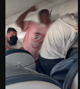 Asiento atascado provocó una pelea muy salvaje en un vuelo de American Airlines (Video)