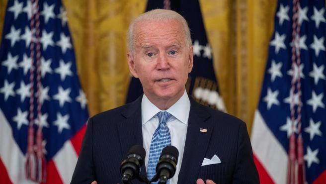 Biden afirmó que no prevé “en este momento” más restricciones de viaje por la nueva variante