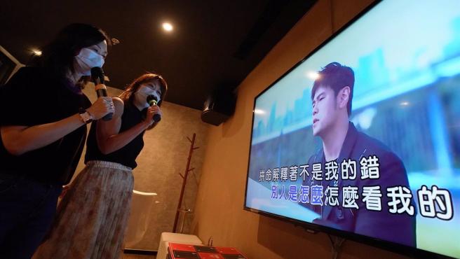 China prohibirá las canciones de karaokes que amenacen la “seguridad nacional”