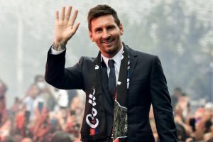Eufórico recibimiento de los fanáticos del PSG a Leo Messi, en las inmediaciones del Parque de los Príncipes (Fotos y Video)