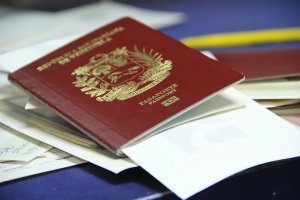 ¿Puede el venezolano solicitar o renovar su pasaporte ante su alto costo? – Participa en nuestra encuesta