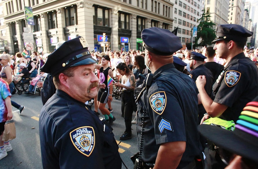 Policías y bomberos de Nueva York sin goce de sueldo por no vacunarse