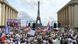 Unos 240 mil franceses protestan por cuarta semana contra medidas anticovid