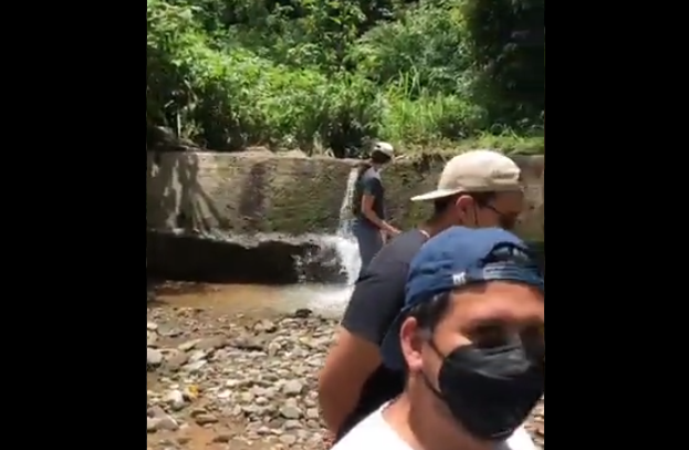 Caraqueños sin opción acuden a la Quebrada Catuche para buscar agua (Video)
