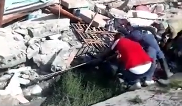 El inquietante momento en que intentan sacar a una persona de los escombros tras el terremoto de 7,2 en Haití (VIDEO)