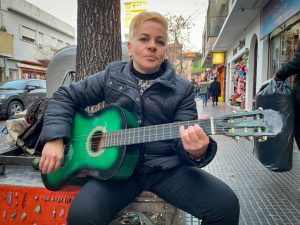 Susana, la cantante venezolana que recorre calles de Argentina persiguiendo un sueño (Video)