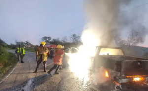 Calcinada camioneta tras incendiarse en la vía San Antonio – San Cristóbal