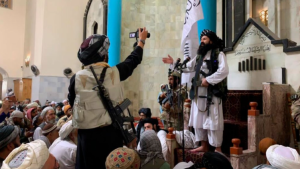 Uno de los talibanes más buscados lideró oraciones en la principal mezquita de Kabul