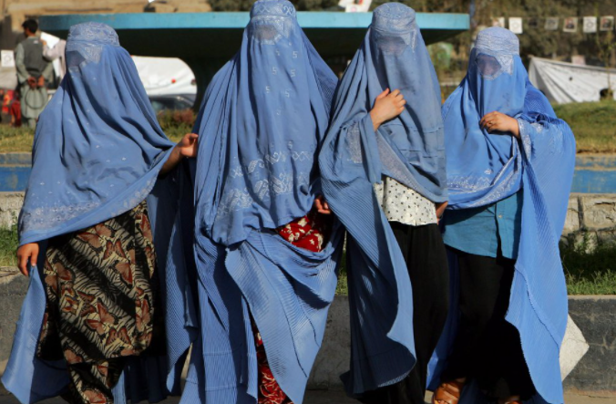 Mujeres afganas protestan contra “maquinaria criminal” de los talibanes