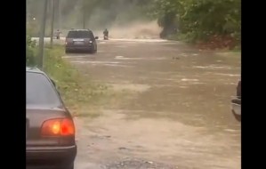 Tanaguarena con las vías casi intransitables debido a las fuertes lluvias (VIDEO)