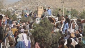 La ofensiva de los talibanes llena las calles de Kabul de civiles desplazados