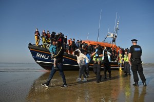 Reino Unido quiere devolver embarcaciones con migrantes irregulares a Francia