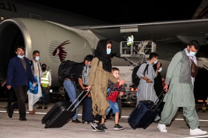 Aterrizó en Catar el primer vuelo de evacuación de civiles de Kabul desde la retirada de EEUU (Fotos)