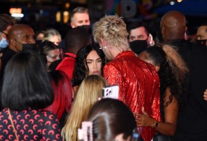 ¡Otro escándalo! Conor McGregor atacó al novio de Megan Fox en la alfombra roja de los premios de MTV (VIDEO)