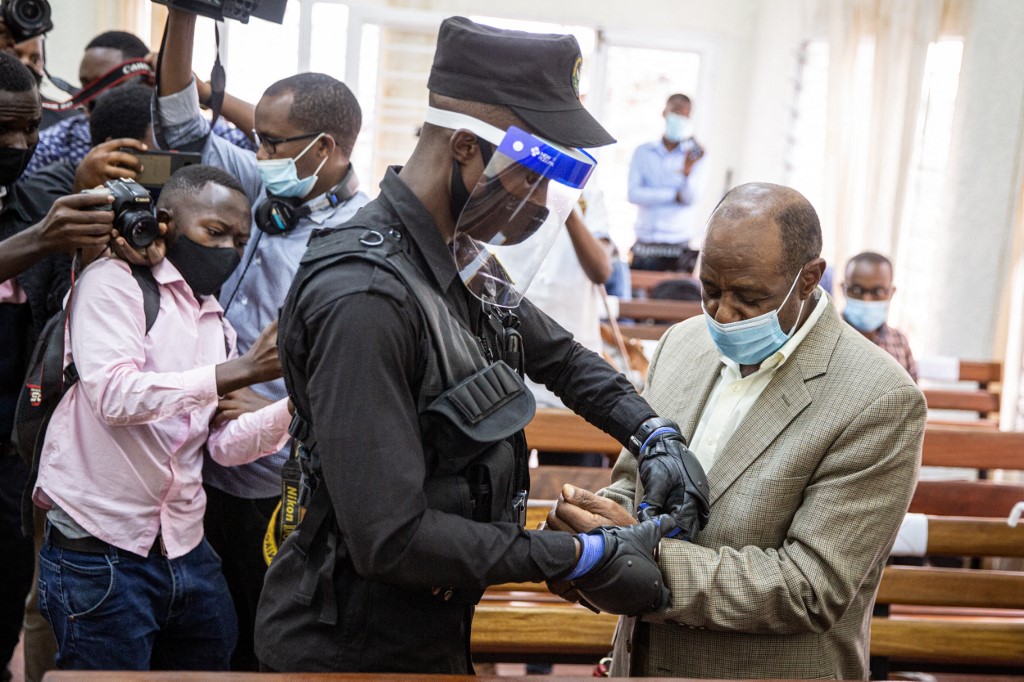 Tribunal de Ruanda declara culpable de terrorismo a Paul Rusesabagina, el héroe de “Hotel Ruanda”