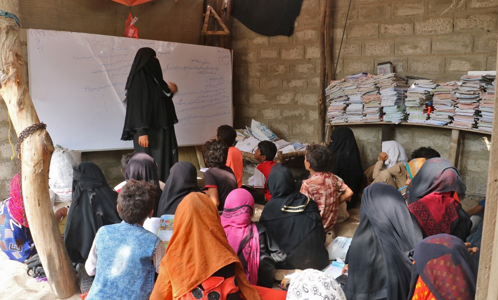 Una Profesora de Yemen abre su casa a niños alejados de la escuela por la guerra y la pobreza (FOTOS)