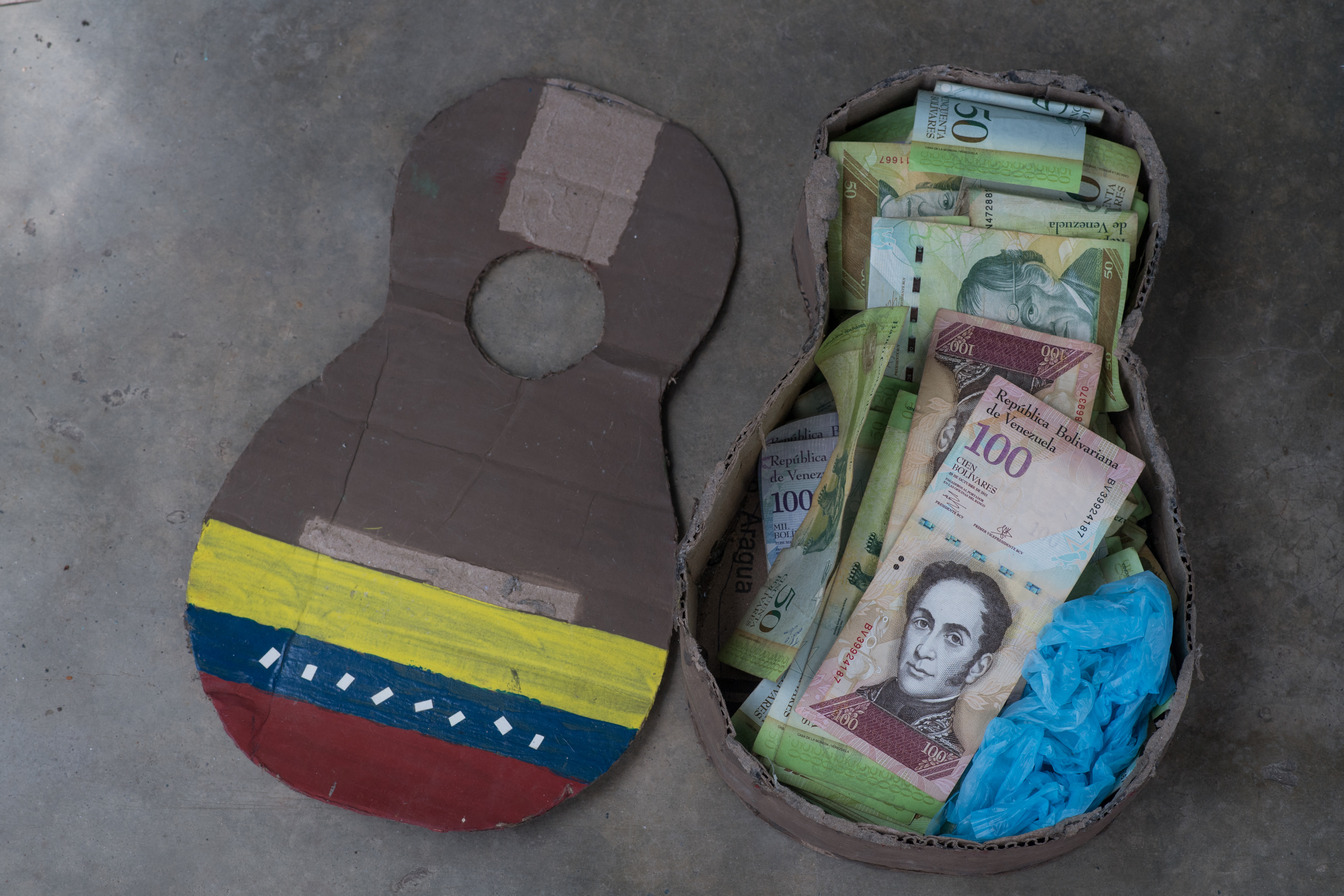 Billetes en desuso son el juguete de los niños en un pueblo de Venezuela (Fotos)