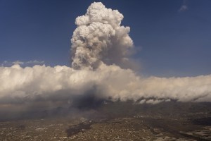¡Impresionante! Captan una de las explosiones más potentes del volcán de La Palma (VIDEO)