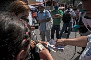 La nueva reconversión monetaria en Venezuela desata compras nerviosas y temor en comerciantes