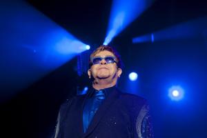 Elton John pospone su próxima gira europea hasta 2023