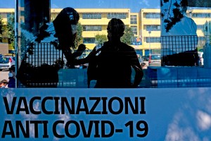 Italia obligará a todos los trabajadores a vacunarse, primer país occidental en hacerlo