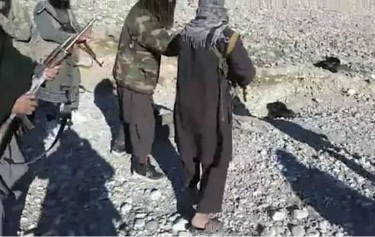 ¡Escalofriante! Talibanes desfilaron con el cráneo de un soldado decapitado mientras cantaban