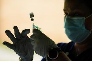 Polémica mundial luego que alta ejecutiva de Pfizer confesara que “no sabían si su vacuna era efectiva”