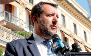 Científicos critican a Salvini por decir que variantes son reacción a vacuna