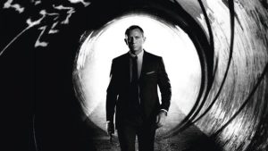 Poniendo fin a la espera, James Bond llega a la gran pantalla para salvar al cine