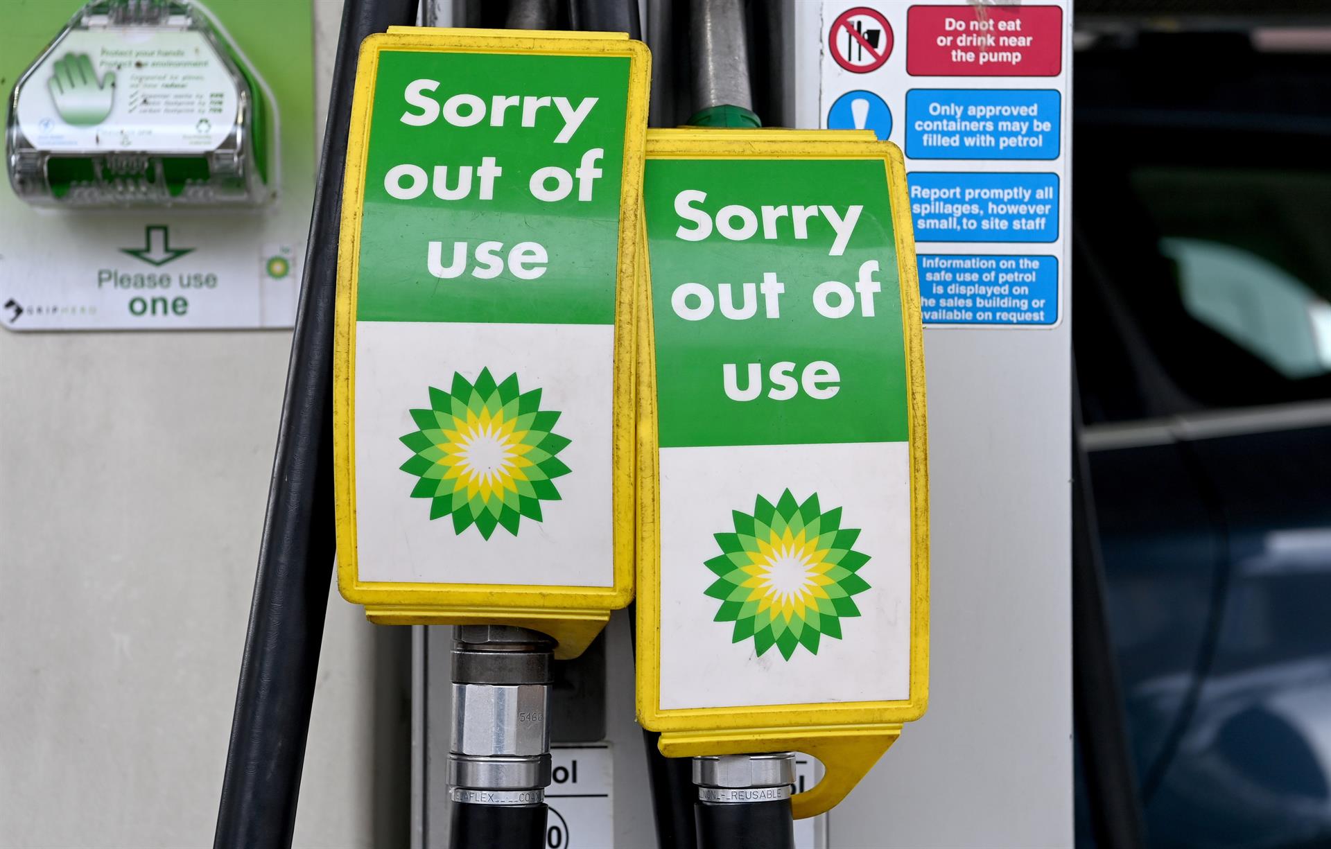 El Gobierno británico dice que no falta gasolina pese al cierre de estaciones