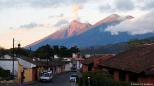 Alerta en Guatemala ante la erupción del volcán de Fuego, el más activo de Centroamérica