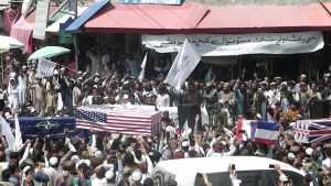VIDEO: Los afganos cubren ataúdes con la bandera de EEUU improvisando un funeral