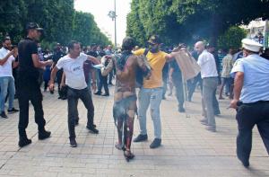 Una antorcha humana: Un hombre se prendió en fuego en el centro de Túnez