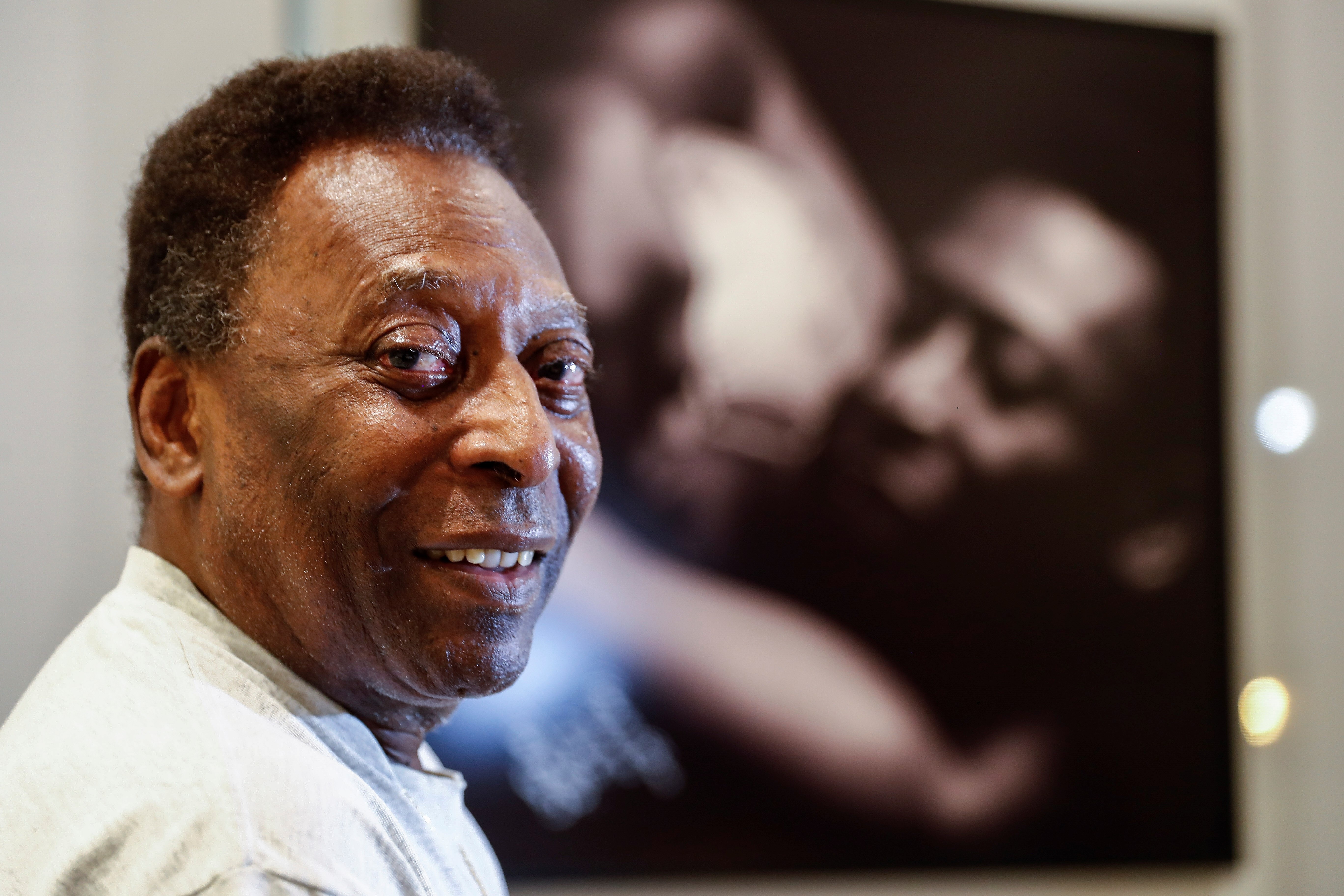 Pelé recibió la alta hospitalaria mientras continúa una “quimioterapia”