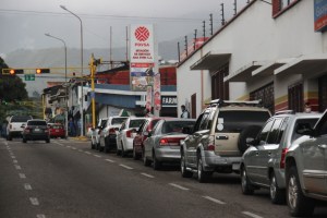 Aumentaron el litro de gasolina en Táchira y una funcionaria chavista decide cuándo y cuánto pueden comprar mediante un “sorteo”