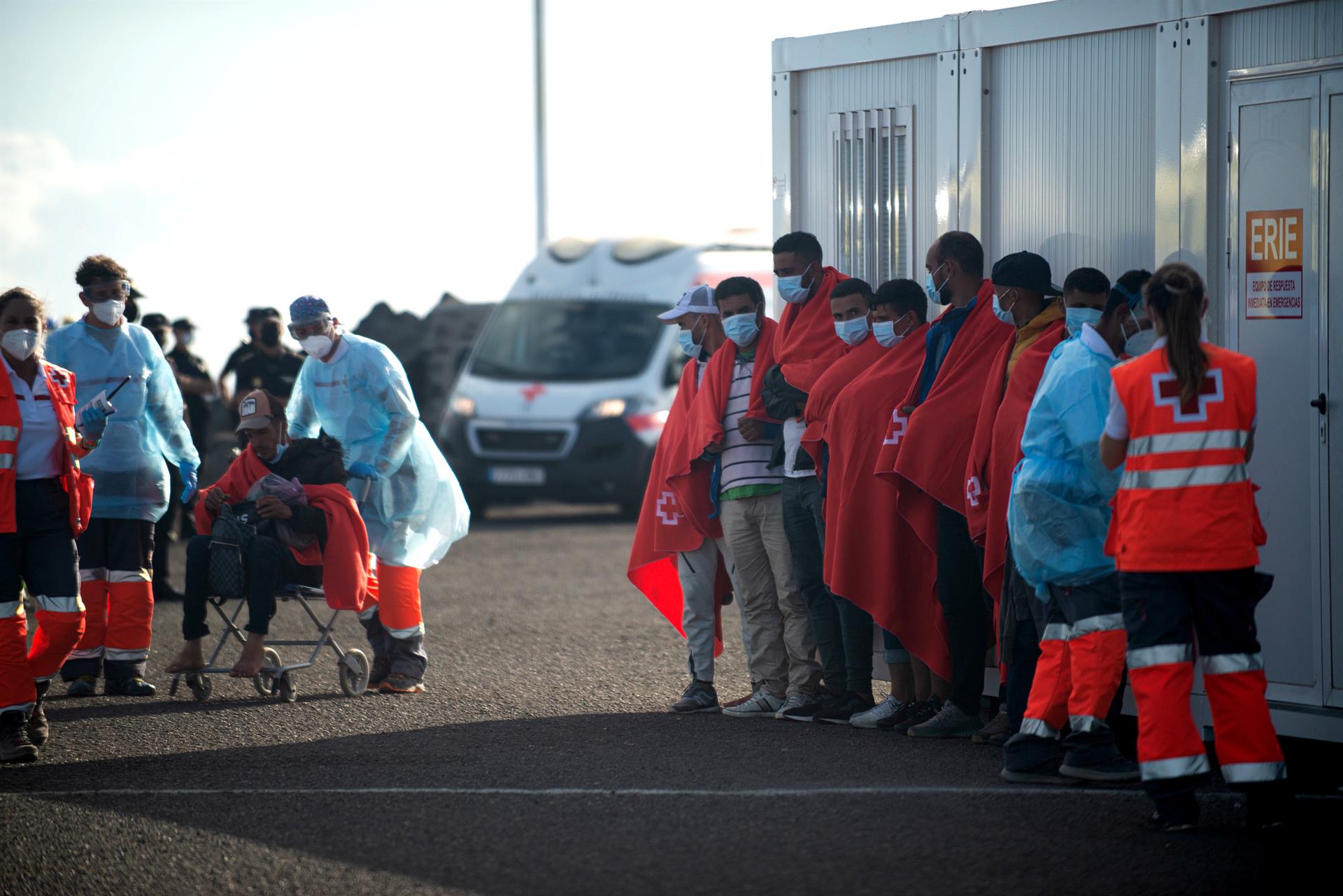 Cerca de 200 inmigrantes fueron rescatados en aguas cercanas a las islas Canarias
