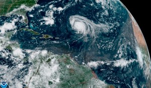 El huracán Larry mantiene la fuerza en su avance por el Atlántico